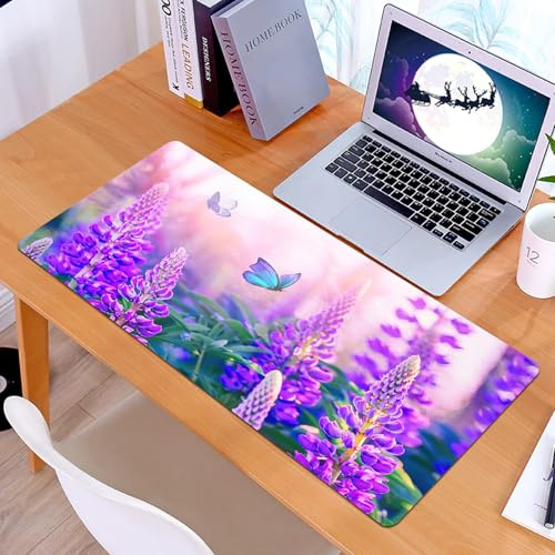 KDWJS Tappetino per mouse XXL Speed Gaming – 90x40 cm – XXL Mousepad – base antiscivolo – migliora la precisione e la velocità – Farfalle blu svolazzano tra i fiori viola dei lupini, circondate da un