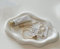 NatureMan Plat à bijoux en céramique, plateau à bijoux, plat à bijoux, plat à bijoux, plat décoratif en forme de nuage irrégulier, support d'assiette à bijoux, décoration de chambre, cadeau esthétique