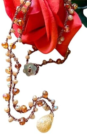 Sorelle Frappalà Collana artigianale fatta a mano all'uncinetto con filato prezioso, cristalli in vetro colore ambra e tortora e pendente in pietra naturale di Ambra a goccia - pezzo unico.