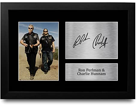 HWC Trading FR A4 Ron Perlman & Charlie Hunnam Sons of Anarchy Geschenke Gedrucktes Signiertes Autogramm Foto für Fans von Fernsehshows - A4 Framed