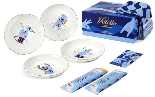 Voiello La Scaramantica Gift Box 2023, Idea Regalo con 2 Pack di Pasta Voiello Il Gran Spaghetto, 4 Piatti in Ceramica e 1 Runner da Tavola, Edizione Limitata Dedicata ai Gesti Scaramantici di Napoli