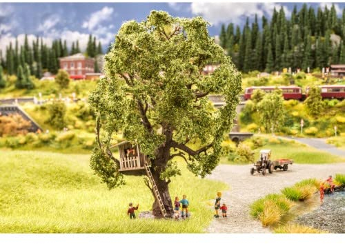 21765 Baum mit Baumhaus