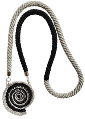 Meraki Studio collana asimmetrica all'uncinetto/tessile con grande ciondolo, collana trasformabile, collana minimalista/geometrica/astratta, nero/grigio, artigianato italiano, made in Italy