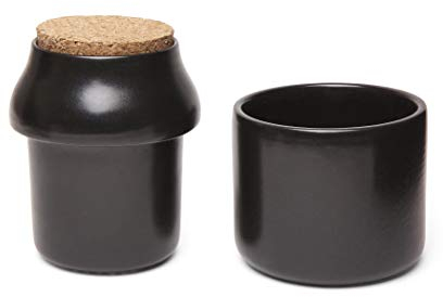 Molinillo de hierbas aromáticas y su maceta