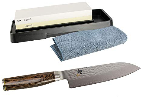 Kai Shun Premier Tim Mälzer Coffret cadeau | TDM-1702 couteau Santoku lame damassée (32 couches) lame 18 cm | + pierre à aiguiser Kai AP-0316 avec grain 3000/6000 + chiffon de polissage premium