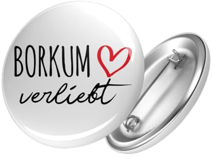 Huuraa Button Borkum verliebt Ansteckbutton 60mm mit Namen deiner lieblings Insel Geschenk Idee für Freunde und Familie