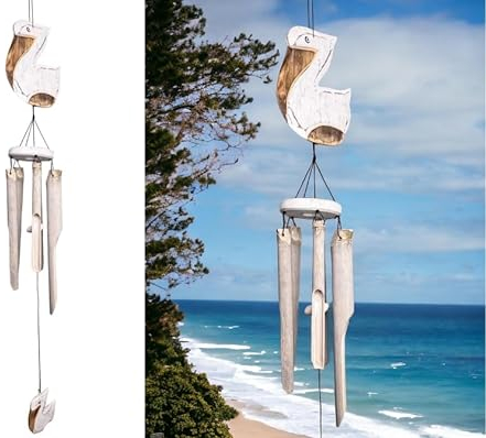 Coastal Pelican Windspiel – weiß gekalkter Bambus & abgenutztes weißes Holz zum Aufhängen für den Außenbereich – entspannende, beruhigende tiefe Töne