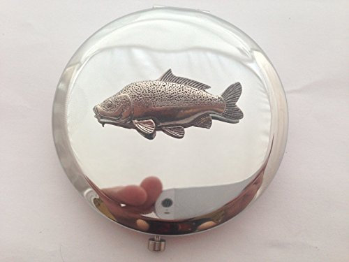 F42 - Emblema de peltre, diseño de carpa de cuero en un espejo compacto redondo pulido en caja de presentación viene con embalaje Pride In Details. Fabricado en Sheffield