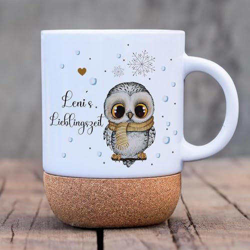 ilka parey wandtattoo-welt Tasse Becher Keramiktasse mit Kork Korktasse Winter Weihnachten Eule Wunschname Name Lieblingszeit Weihnachtstasse Kaffeebecher Kaffeetasse Geschenk tsk22