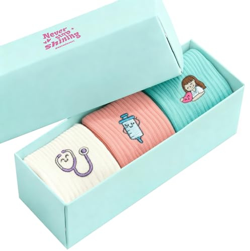 Nurse is Love Set Kurze Bunt Socken Krankenschwester – Lustige Damensocken für Medizin, TFA | Ideal für Deine Berufsschuhe – Clogs | Krankenschwester & Arzt Zubehör