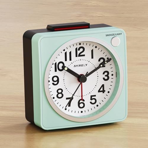 AYRELY väckarklocka analog utan tickande – extra liten reseväckarklocka (6,6 × 3,5 cm), batteridriven med snooze och ljus, enkelt larm-på/av-topp, kompakt bordsklocka för nattduksbordet