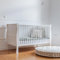 Woodies - Baby Bett - Babybett 70x140 - Noble Cot Bed 2in1 - Baby Umbaubett - Gitterbett + Juniorbett - 140x70 cm - Vintage/Retrostil - Höhenverstellbar mit Lattenrost, Schlupfsprossen - Holz - Weiß