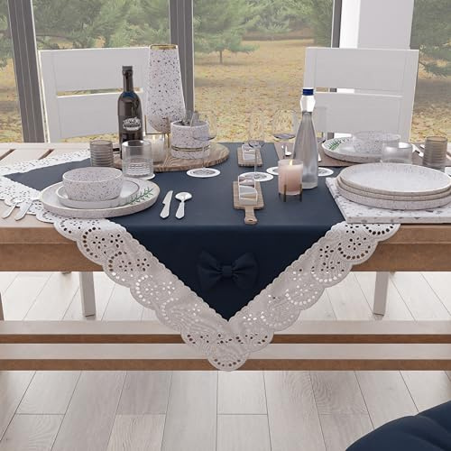 PETTI Artigiani Italiani - Centrotavola Elegante di Cotone per Tavolo Cucina, Soggiorno Sala da Pranzo, Centro Tavola in Tinta Unita con Balza in Pizzo Sangallo e Fiocchi, Blu Notte 95x95 cm