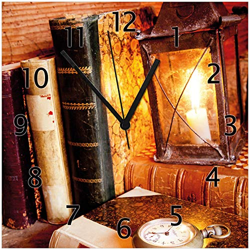 Wallario Design-Wanduhr Antike Laterne mit Kerze Alten Büchern und Taschenuhr aus Glas, Motiv-Uhr Größe 30 x 30 cm, Schwarze Zeiger