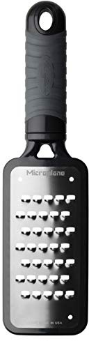 Microplane Küchenreibe Sehr Grob Schwarz für Kartoffel, Zucchini, Karotte, Apfel, Kohl und Käse mit rasiermesserscharfen Edelstahlklingen aus der Home Serie