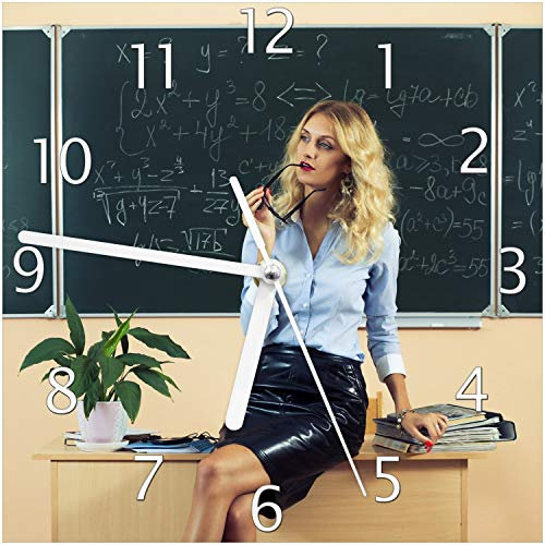 Wallario Design-Wanduhr Sexy Blonde Lehrerin in Schule vor Tafel mit Langen Beinen und Brille aus Glas, Motiv-Uhr Größe 20 x 20 cm, weiße Zeiger