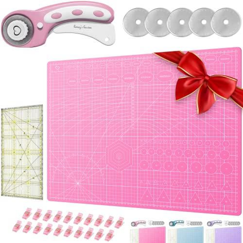 Honey's Heaven 45 mm Rollschneider Stoffschneider Set inkl. Schneideunterlage, Ersatzklingen, Stoffklammern, Patchwork-Lineal (Rosa/Pink, Schneidematte im A2-Format)