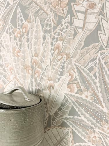 Newroom Vliestapete Grau Dschungel Tapete Wohnzimmer Schlafzimmer | Matte Leinenstruktur, Palmenblätter mit Beeren und Blüten, helles Grau mit Apricot und Cremetönen, Mustertapete, Flur Küche