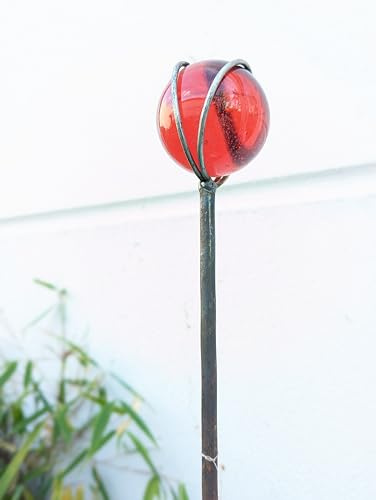Zen Man Edelrost Gartenstecker H106cm mit Glaskugel 6 cm Gartendeko Stab aus Metall 032035 (Rot)