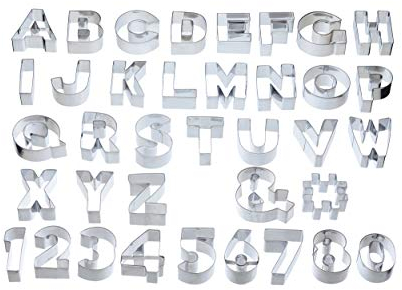 KitchenCraft Sweetly Does It Juego de cortadores de galletas del alfabeto con bolsa de almacenamiento, en caja de regalo, metal (juego de 34 plantillas grandes de números y letras) Plata, 6,5 x 4,5 cm