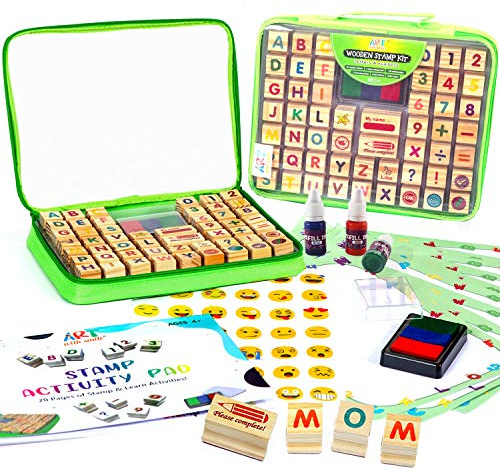 Holzstempelset für Kinder mit Alphabet-Stempeln und Transportkoffer 72-tlg. - Buchstaben, Zahlen, Emojis, 3-farbiges waschbares Stempelkissen, 3 Nachfüllflaschen, Aktivitätsbuch & mehr – 1 2 3/A B C
