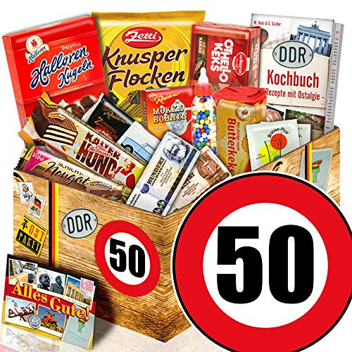 Ostpäckchen - DDR Produkte Geschenkbox zum 50. Geburtstag - 11 Teile | Ostpaket mit Süßigkeiten und Kochbuch - Ostalgie Präsentkorb für Männer und Frauen - Nostalgische Geschenkidee aus dem Osten