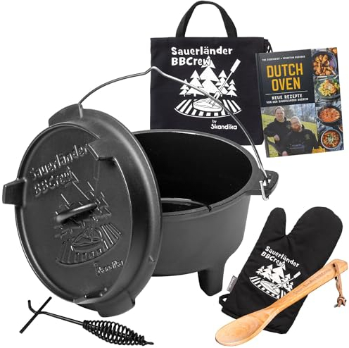 Skandika Dutch Oven der Sauerländer BBCrew 10,25 L | Gusseisen Topf mit Emaillierung inkl. Rezeptbuch, Deckelheber & Extras | Spülmaschinenfest | Mit Füßen | Feuertopf für Grillen, Camping
