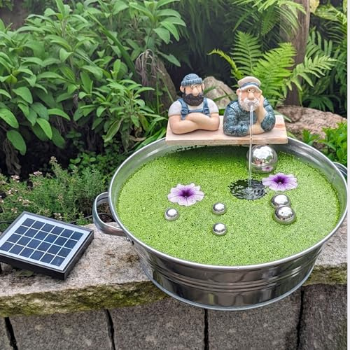 Storm's Gartenzaubereien Solar Miniteich Komplett-Set mit Zinkwanne – Wasserspeier Seemann Matrosen Figuren Duo aus Keramik, Solarpumpe, 6 Silberne Schwimmkugeln und saisonale Schwimmlinsen