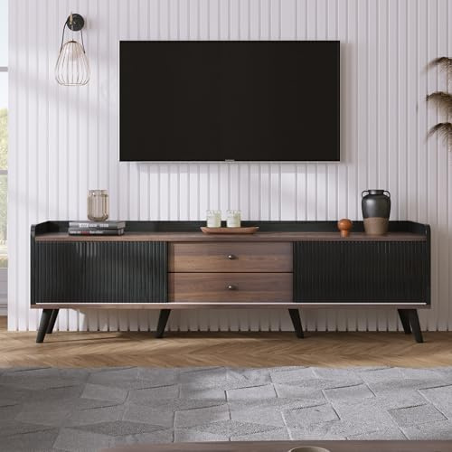 Meuble TV avec portes coulissantes et tiroirs, meuble bas avec bord surélevé et poignées en métal, meuble TV avec espace de rangement et pieds en bois massif, meuble TV stable au design moderne