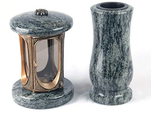 designgrab Grablampe aus messingfarbenem Aluminium in Antikoptik und Granit Grabvase in Olive Green