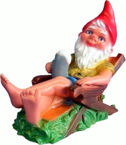 Generisch Gartenzwerg im Liegestuhl mit Feierabendbier