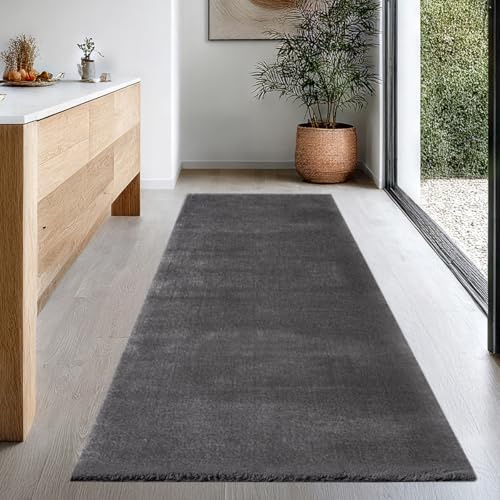 the carpet Relax Moderner Flauschiger Kurzflor Teppich, Anti-Rutsch Unterseite, Waschbar bis 30 Grad, Super Soft, Felloptik, Anthrazit, 80 x 300 cm