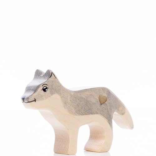 Lilu® Wolf Welpe stehend mit leuchtendem Herz, Wald Holztiere handbemalt, Holzfigur Spielfigur Tiere aus FSC®-Holz, EN71 und DEKRA Zertifiziert Holzspielzeug für Kinder - 9,2cm x 5,8cm x 1,9cm