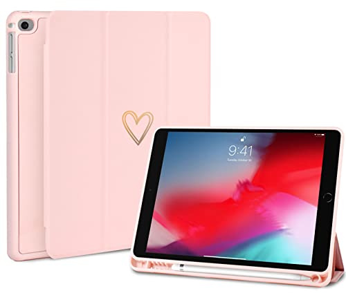 Fycyko Compatible avec Coque pour iPad 9,7 Pouces, iPad 6ème/5ème Génération 2018/2017 Coque avec Porte-Crayons, Femmes Filles Motif Coeur Étui pour iPad 9,7 Case -Rose