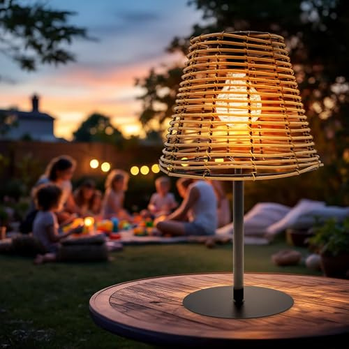 Spetebo Solar Tischleuchte in Rattan Optik mit LED Glühbirne - 33 x 20 cm - Gartenlampe warm weiß beleuchtet - Tischlampe Dekoleuchte Solarleuchte Gartenlicht Garten Deko Beleuchtung Balkon Terrasse