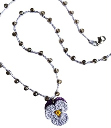 Generico Collana con Viola del Pensiero all’Uncinetto Fatta a Mano – Ciondolo Floreale in Cotone con Catena Crochet e Perline – Gioiello Botanico Lilla