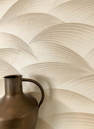 Newroom Vliestapete Beige Wellenoptik Modern Tapete Wohnzimmer | Geschwungene Fächerformen, feine Rillenstruktur, warmes Cremebeige, Glanzschimmer, Mustertapete Schlafzimmer, Flur