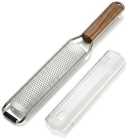 Arendo - Premium Zester Reibe aus Edelstsahl – Küchenreibe – Parmesanreibe, Zitronenreibe, Muskatnuss Reibe, Ingwerreibe u.v.m. – rasiermesserscharfe Edelstahl Klinge – inkl. Schutzabdeckung