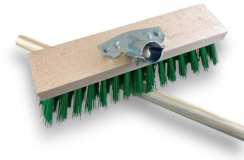 Kibros Lot 3 balais cantonnier Jardinage 32 cm PVC Vert Manche Bois 1,40 m | Fibre PVC verte résistante, sortie 90 mm, douille métal boulonnée, manche bois 1,40 m, jardinage extérieur terrasse.