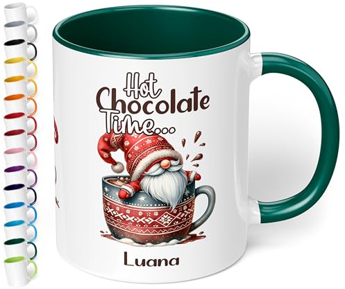 True Statements Lustige Weihnachtstasse personalisiert „Hot chocolate time“ Wichtel-Motiv 330ml Keramik Becher mit Namen – Geschenk zu Weihnachten (Dunkelgrün)