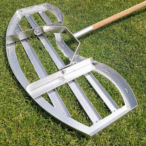 SattesGrün® WELTNEUHEIT – Profi Rasenrakel 75 × 35 cm (geschütztes Design, armschonend & rasenschonend) – Flächenebner & Leveling Rake aus verzinktem Stahl, 4,2 kg – zum Sanden & Abziehen (ohne Stiel)