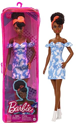 Barbie - Fashionistas N 185 Bambola con Capelli Neri Raccolti, Abito di Jeans Sbiancato a Spalle Scoperte, Bandana Arancione, Stivali Bianchi, Giocattolo per Bambini 3+ Anni, HBV17