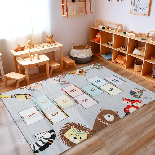 Carpettex Kinderteppich rutschfest | Himmel und Hölle Design 140 x 200 cm | Kein Abwurf | Kurzflor und Waschbarer Spielteppich für Kinderzimmer für Mädchen und Jungen | Grau, Zahlen, Löwe, Bar