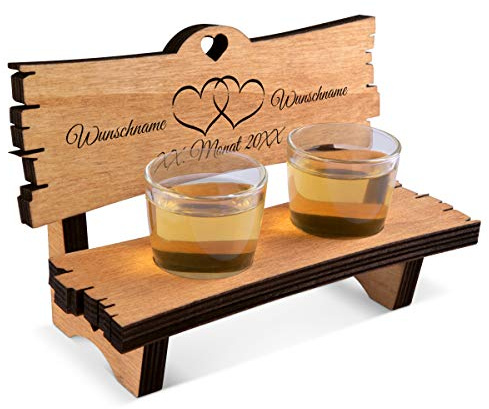 Personalisierte Schnapsbank mit Gravur zur Hochzeit, Zwei Herzen Motiv, inkl. 2 Schnapsgläser, dickes rustikales 10mm Holz