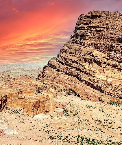 adrium Holz-Bild 30 x 40 cm: Ruinen der antiken Stadt Petra in Jordanien an einem sonnigen Tag. Petra ist eine wichtige archäologische Stätte, die aus Stein (180929202)
