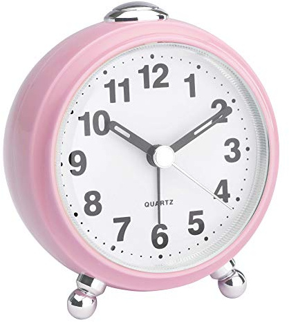 TFA Dostmann 60.1030 Analoger Reisewecker mit geräuscharmen Uhrwerk, Retro-Wecker (Rosa mit Batterien)