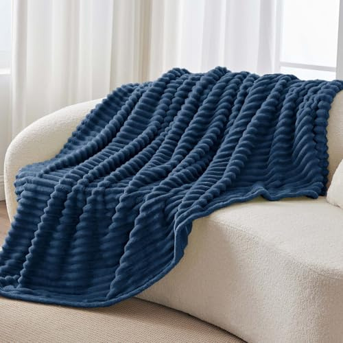 BEDELITE Kuscheldecke Flauschig Deko Decke für Couch, Dunkelblau, 150x200 | Flanell Fleecedecke, Cord Überwurf für Wohnzimmer und Schlafzimmer, weiche Wohndecke, Tagesdecke, das ideale Geschenk