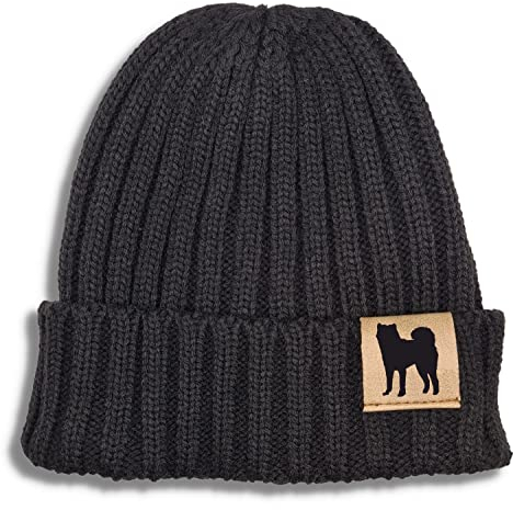 siviwonder Beanie Strickmütze Wintermütze Unisex One Size im Fisherman-Style mit Label Hundemotiv Akita Inu, Gassimütze für Hundeliebhaber und Beanie für Damen und Herren, Spaziergang, Stadt Black