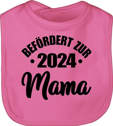Baby Lätzchen - Befördert zur Mama 2025 I Mama Geschenk zur Geburt Werdende Mutter - Unisize - Pink - muddi mamas muttertagsgeschenk mommy muttertag mother's day mutti mama's muttertagsgeschenke