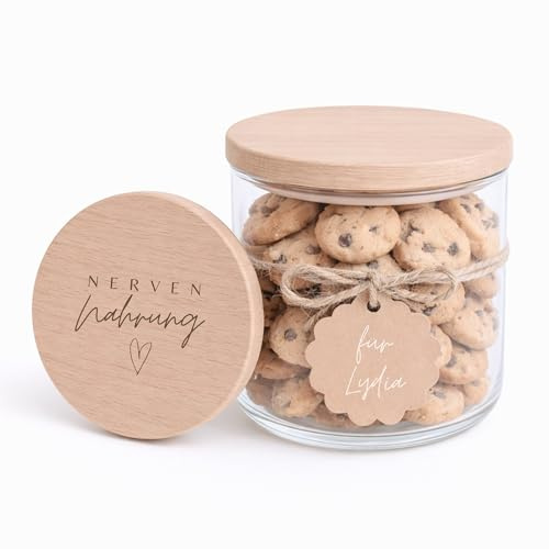 HerzHolzPapier® Vorratsglas „Nervennahrung“ 530 ml – Aufbewahrungsglas mit graviertem Holzdeckel & Silikondichtung – Geschenkidee für Süßigkeiten, Kekse & Deko